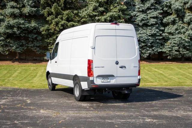 Photo of 2023 Arctic White Mercedes-Benz Sprinter 4500