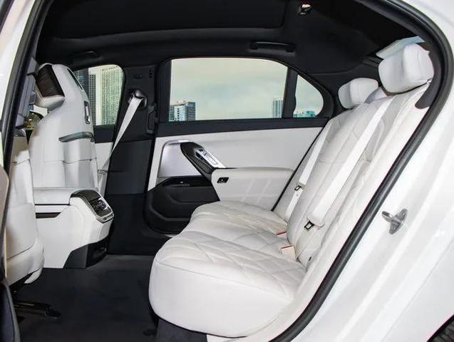 Photo of 2025 Alpine White BMW 760