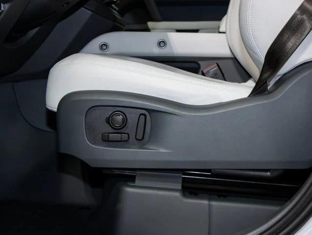 Photo of 2025 Fuji White Land Rover Defender