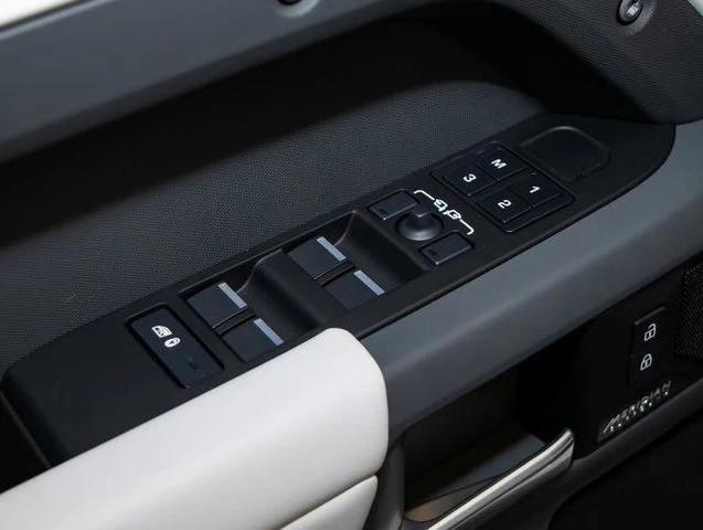 Photo of 2025 Fuji White Land Rover Defender