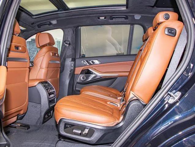 Photo of 2026 Carbon Black Metallic BMW X7