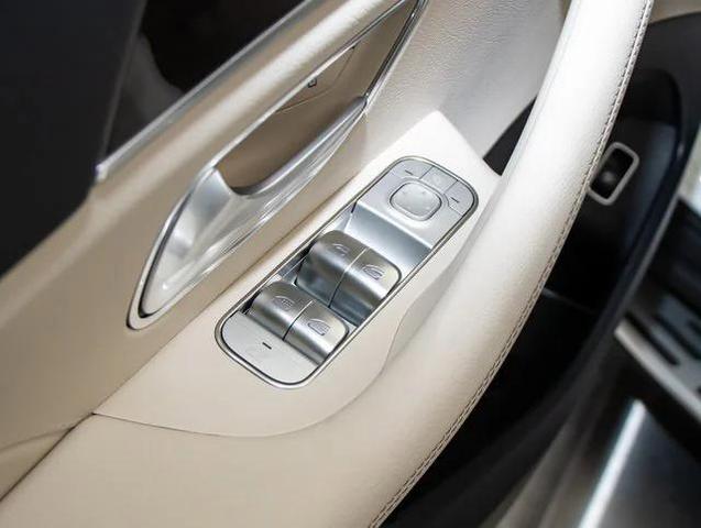 Photo of 2025 Polar White Mercedes-Benz GLS 450