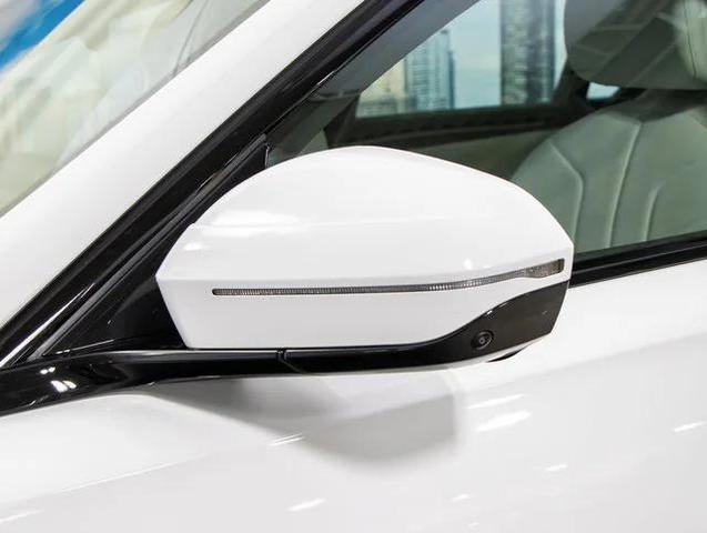 Photo of 2025 Alpine White BMW 760