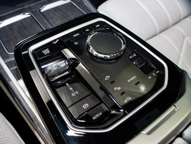 Photo of 2025 Alpine White BMW 760