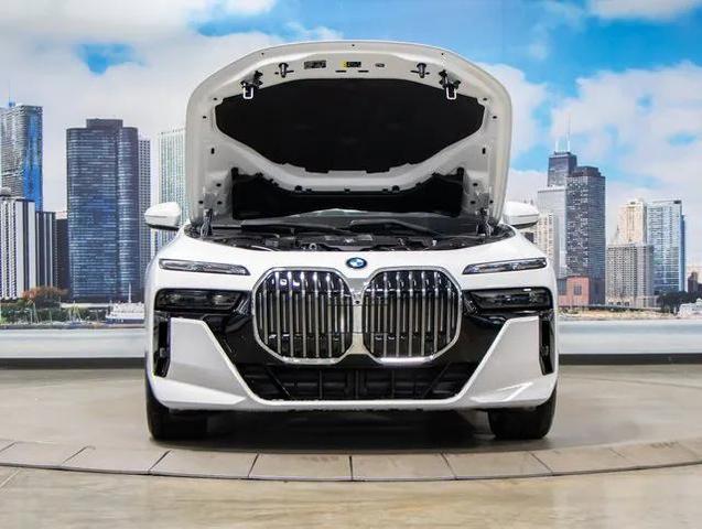 Photo of 2025 Alpine White BMW 760