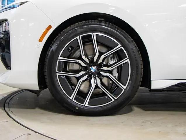 Photo of 2025 Alpine White BMW 760