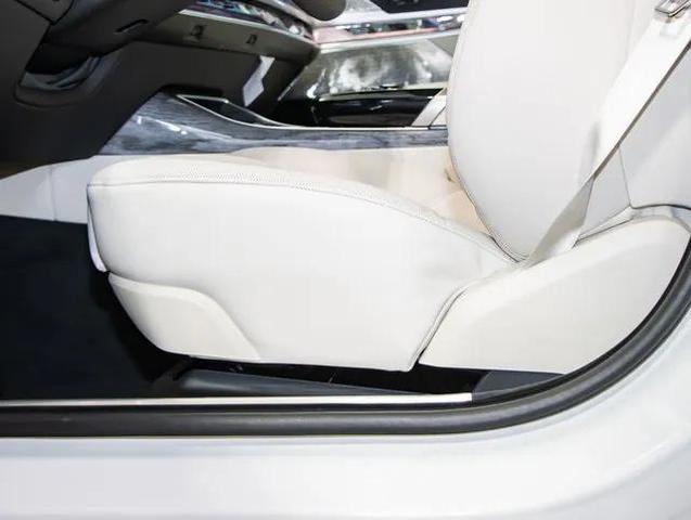 Photo of 2025 Alpine White BMW 760