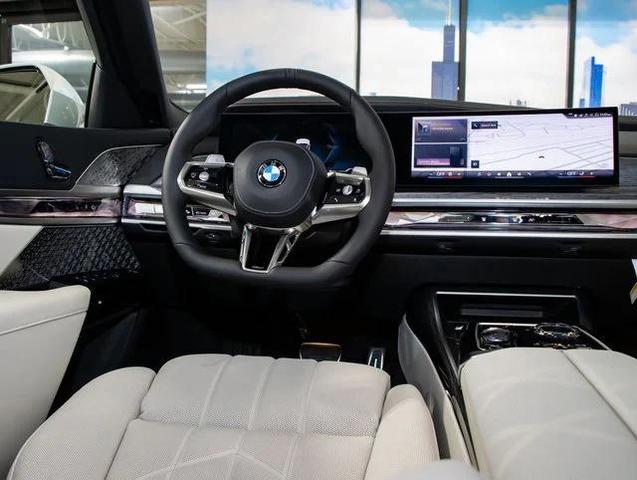 Photo of 2025 Alpine White BMW 760