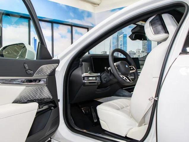 Photo of 2025 Alpine White BMW 760