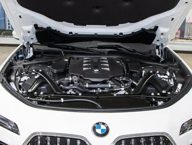 Photo of 2025 Alpine White BMW 760