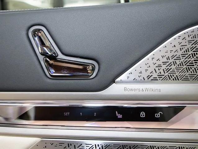 Photo of 2025 Alpine White BMW 760