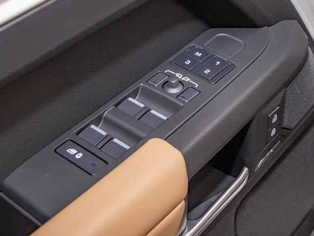Photo of 2025 Fuji White Land Rover Defender