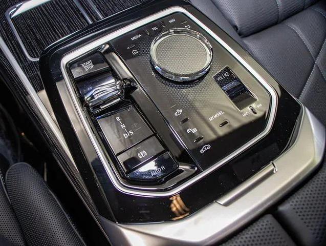 Photo of 2025 Blue BMW 740