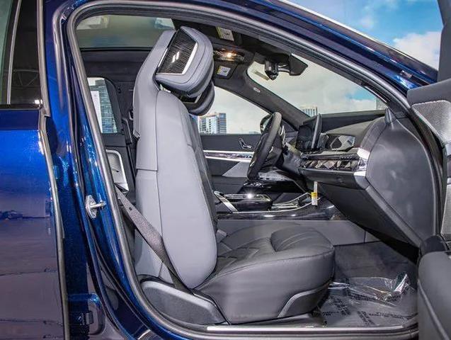 Photo of 2025 Blue BMW 740