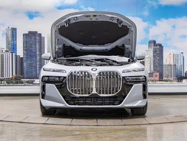 Photo of 2025 Gray Metallic BMW 760