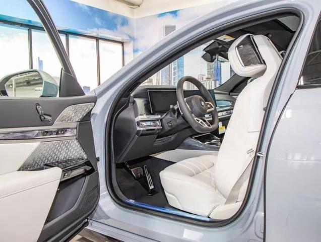 Photo of 2025 Gray Metallic BMW 760