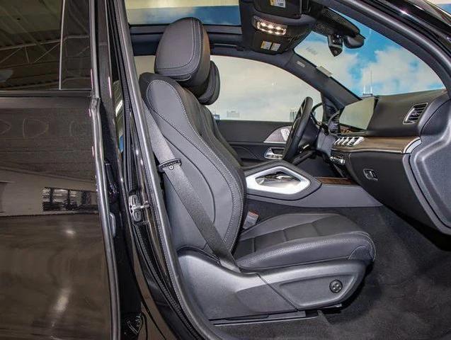 Photo of 2025 Obsidian Black Metallic Mercedes-Benz GLE 450