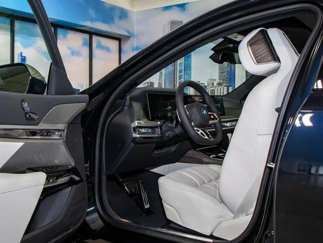 Photo of 2025 Carbon Black Metallic BMW i7