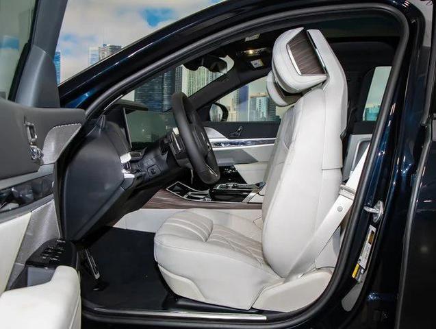 Photo of 2025 Carbon Black Metallic BMW i7