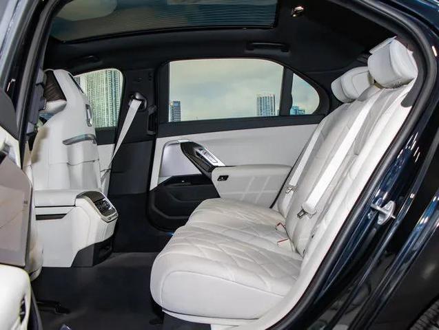 Photo of 2025 Carbon Black Metallic BMW i7