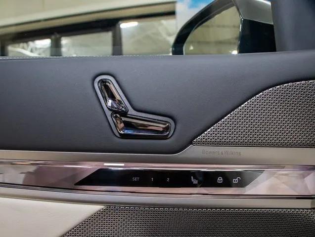Photo of 2025 Carbon Black Metallic BMW i7