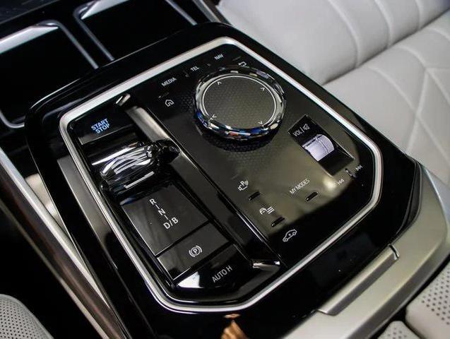 Photo of 2025 Carbon Black Metallic BMW i7