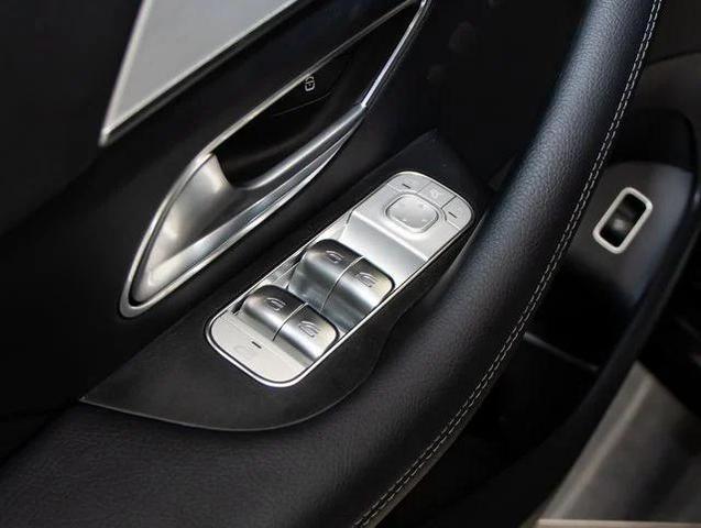 Photo of 2025 Obsidian Black Metallic Mercedes-Benz GLE 450
