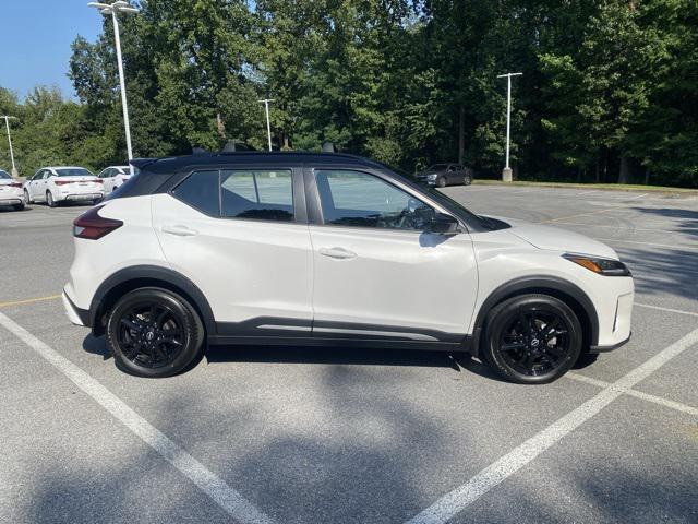 Photo of 2022 Aspen White Tricoat/Super Black Nissan Kicks
