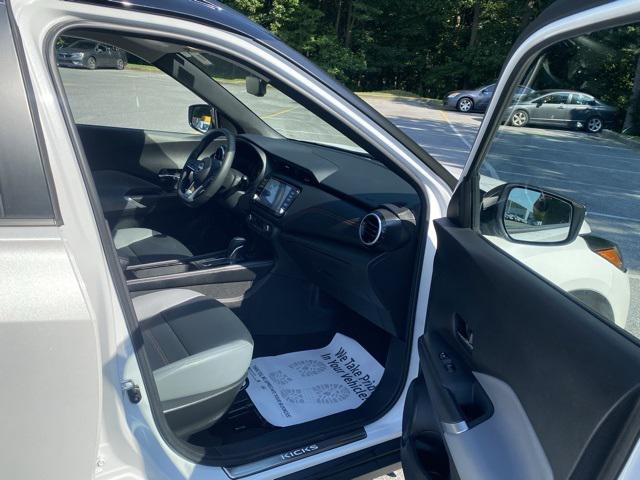 Photo of 2022 Aspen White Tricoat/Super Black Nissan Kicks