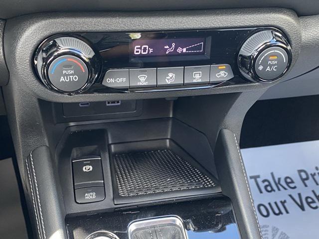 Photo of 2024 Gray/Super Black Nissan Kicks