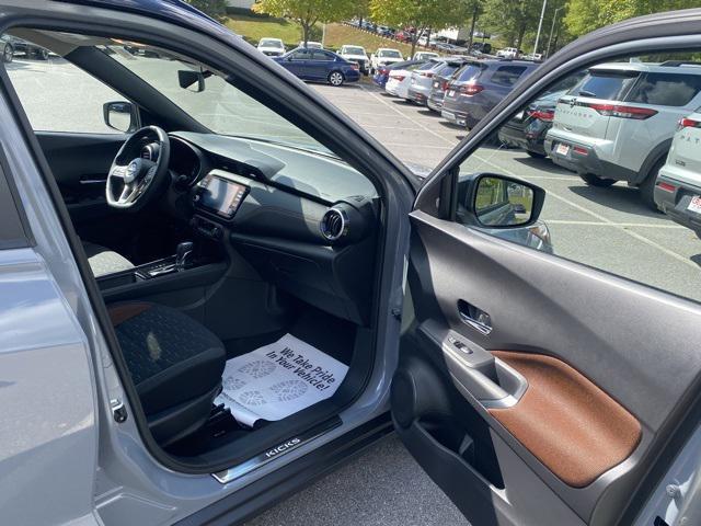 Photo of 2024 Gray/Super Black Nissan Kicks