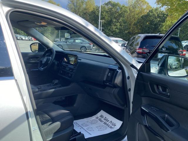 Photo of 2024 Brilliant Silver Metallic Nissan Pathfinder