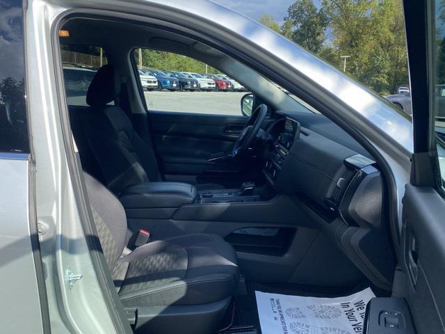 Photo of 2024 Brilliant Silver Metallic Nissan Pathfinder