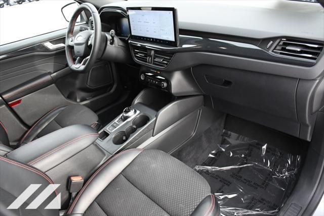 Photo of 2024 Silver Metallic Ford Escape