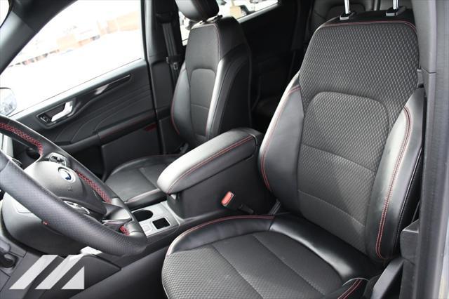 Photo of 2024 Silver Metallic Ford Escape