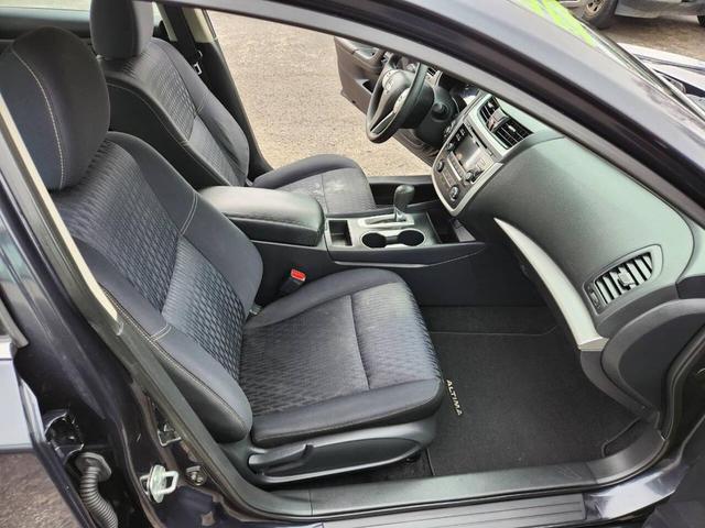 Photo of 2017 Blue Nissan Altima