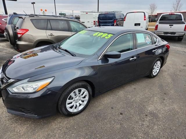 Photo of 2017 Blue Nissan Altima