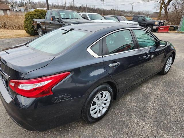Photo of 2017 Blue Nissan Altima