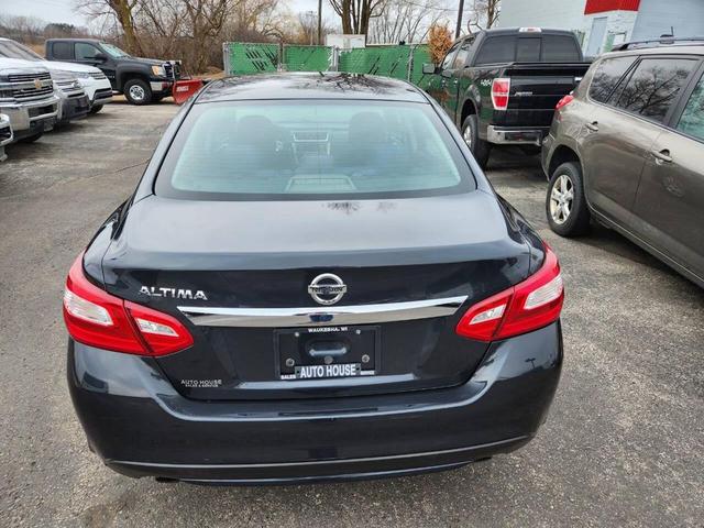 Photo of 2017 Blue Nissan Altima