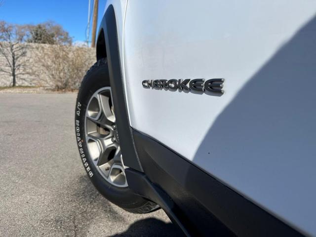 Photo of 2022 Bright White Clearcoat Jeep Cherokee