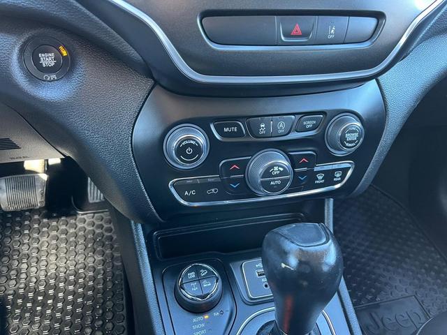 Photo of 2022 Bright White Clearcoat Jeep Cherokee