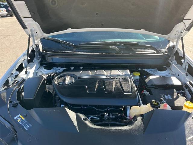 Photo of 2022 Bright White Clearcoat Jeep Cherokee