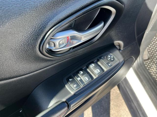 Photo of 2022 Bright White Clearcoat Jeep Cherokee