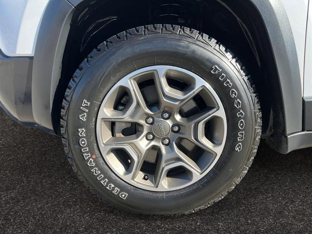 Photo of 2022 Bright White Clearcoat Jeep Cherokee