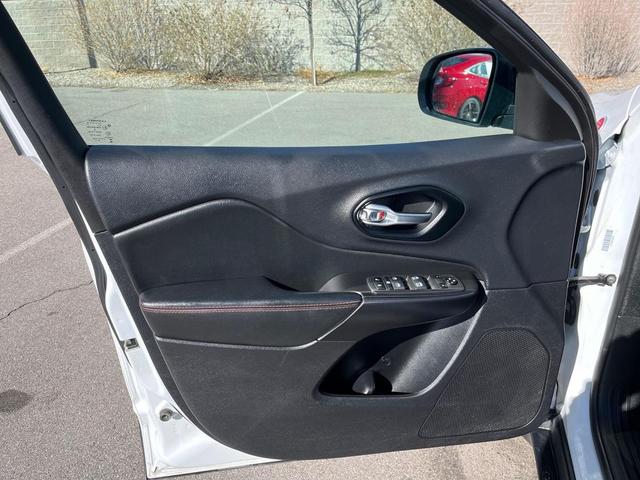 Photo of 2022 Bright White Clearcoat Jeep Cherokee