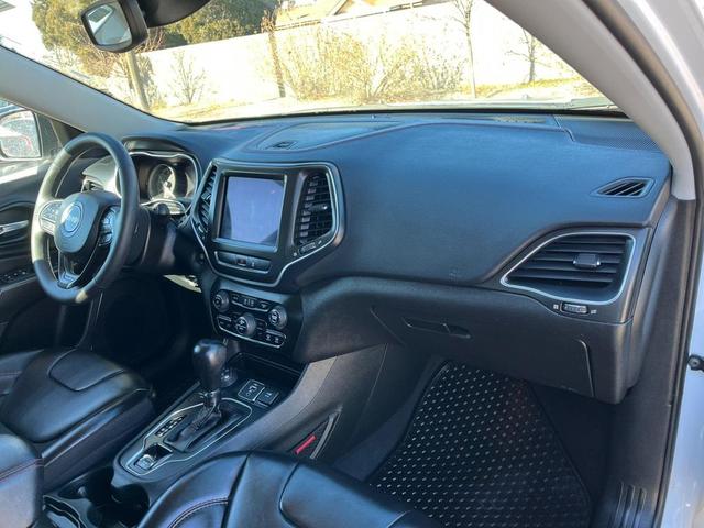 Photo of 2022 Bright White Clearcoat Jeep Cherokee