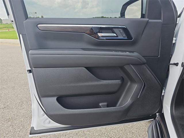 Photo of 2025 Summit White Chevrolet Tahoe