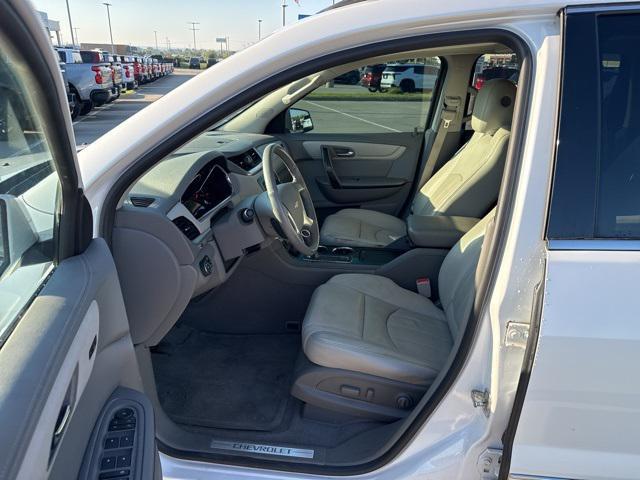 Photo of 2017 Iridescent Pearl Tricoat Chevrolet Traverse