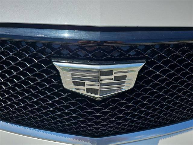 Photo of 2023 Crystal White Tricoat Cadillac XT6