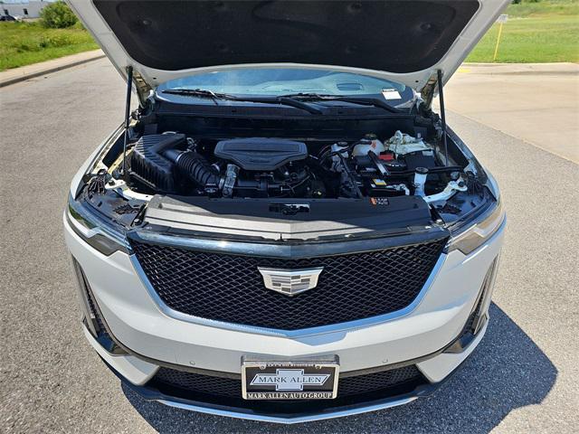 Photo of 2023 Crystal White Tricoat Cadillac XT6